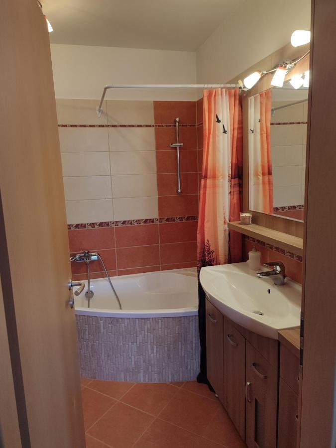Larix Apartman Шарвар Екстер'єр фото